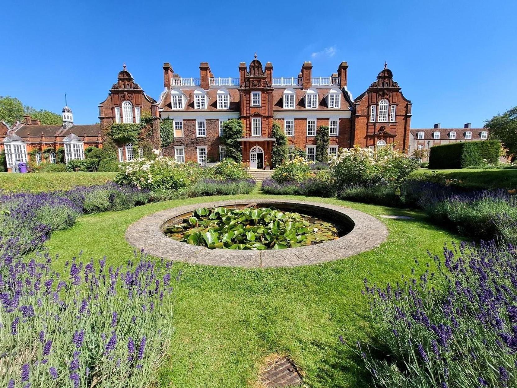 Newnham College - University Of Cambridge Buitenkant foto